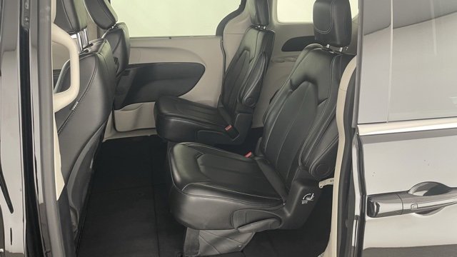 Used 2024 Chrysler Pacifica Touring-L image 44