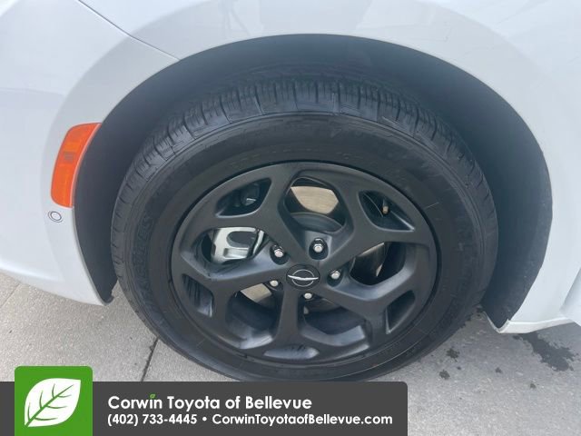 Used 2024 Chrysler Pacifica Select image 18