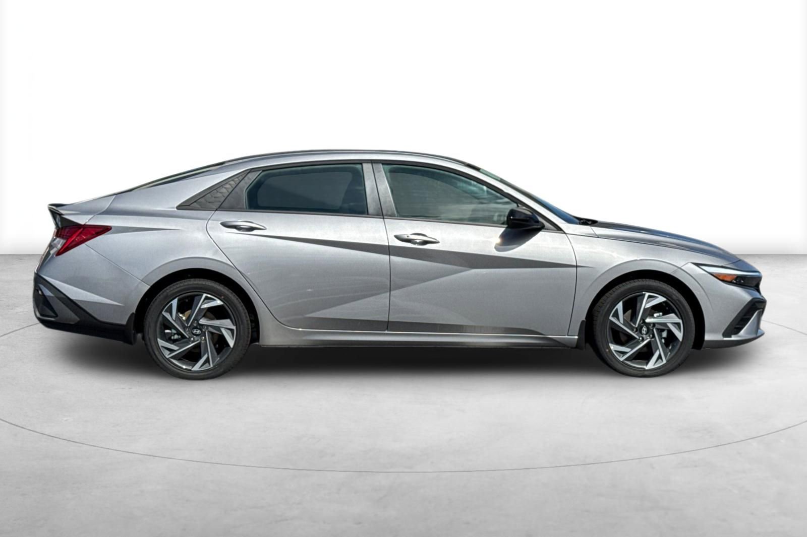 Used 2025 Hyundai Elantra SEL image 9