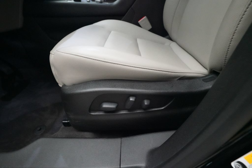 Used 2020 Cadillac XT4 Luxury w/ Cold Weather Package AWD/4WD image 28