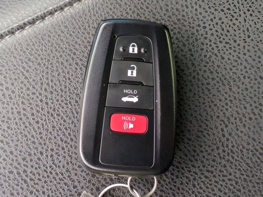 Used 2022 Toyota Camry XLE w/ Navigation Upgrade Package image 31