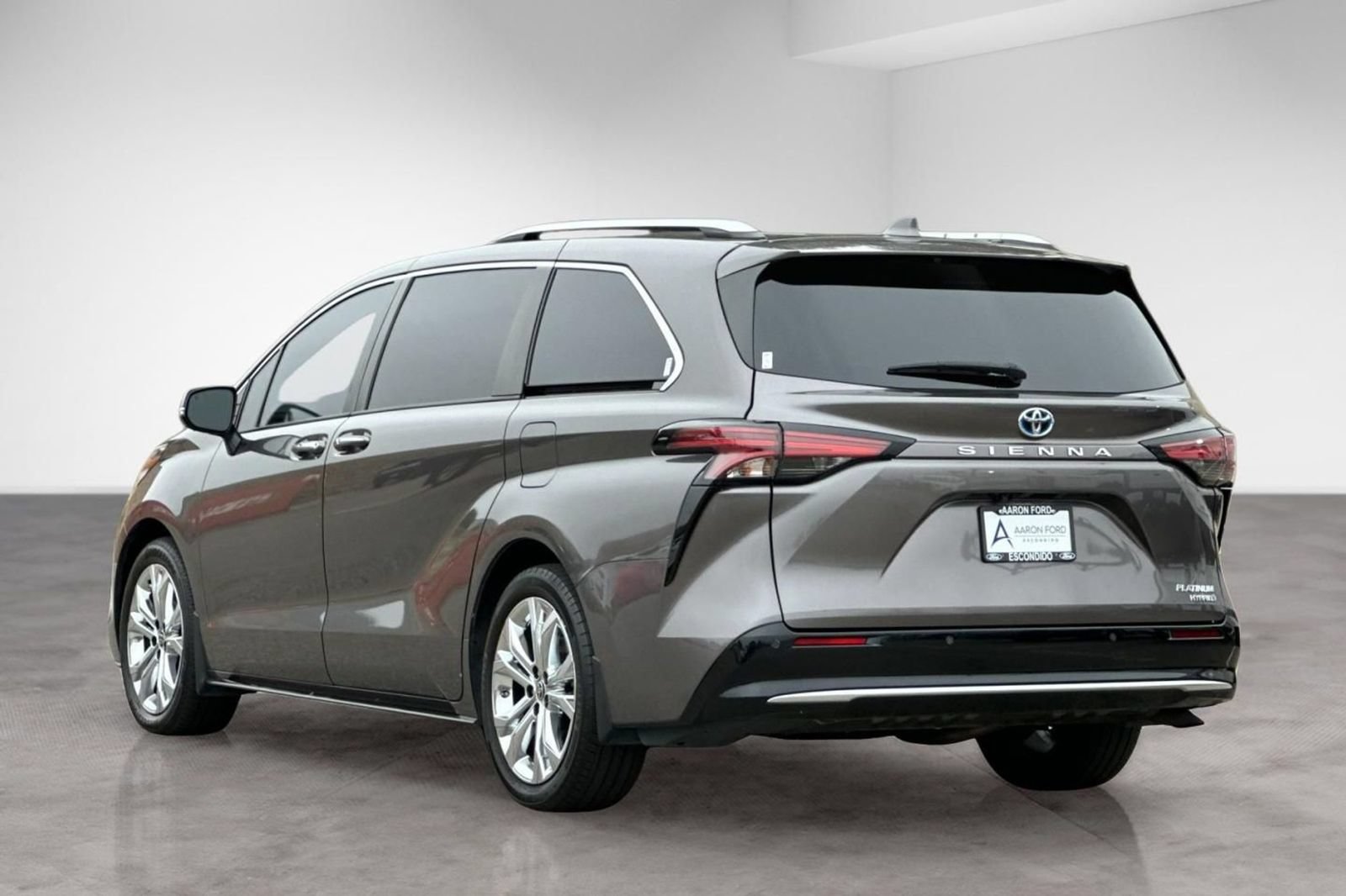 Used 2023 Toyota Sienna Platinum FWD image 3