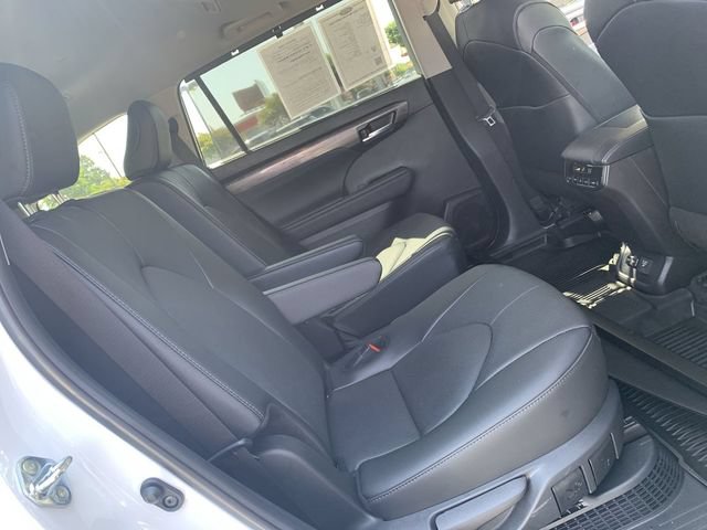 Used 2025 Toyota Highlander Limited AWD/4WD image 12