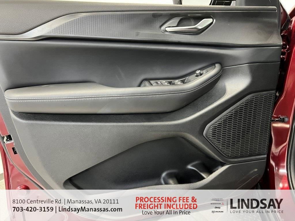 New 2025 Jeep Grand Cherokee Laredo image 28