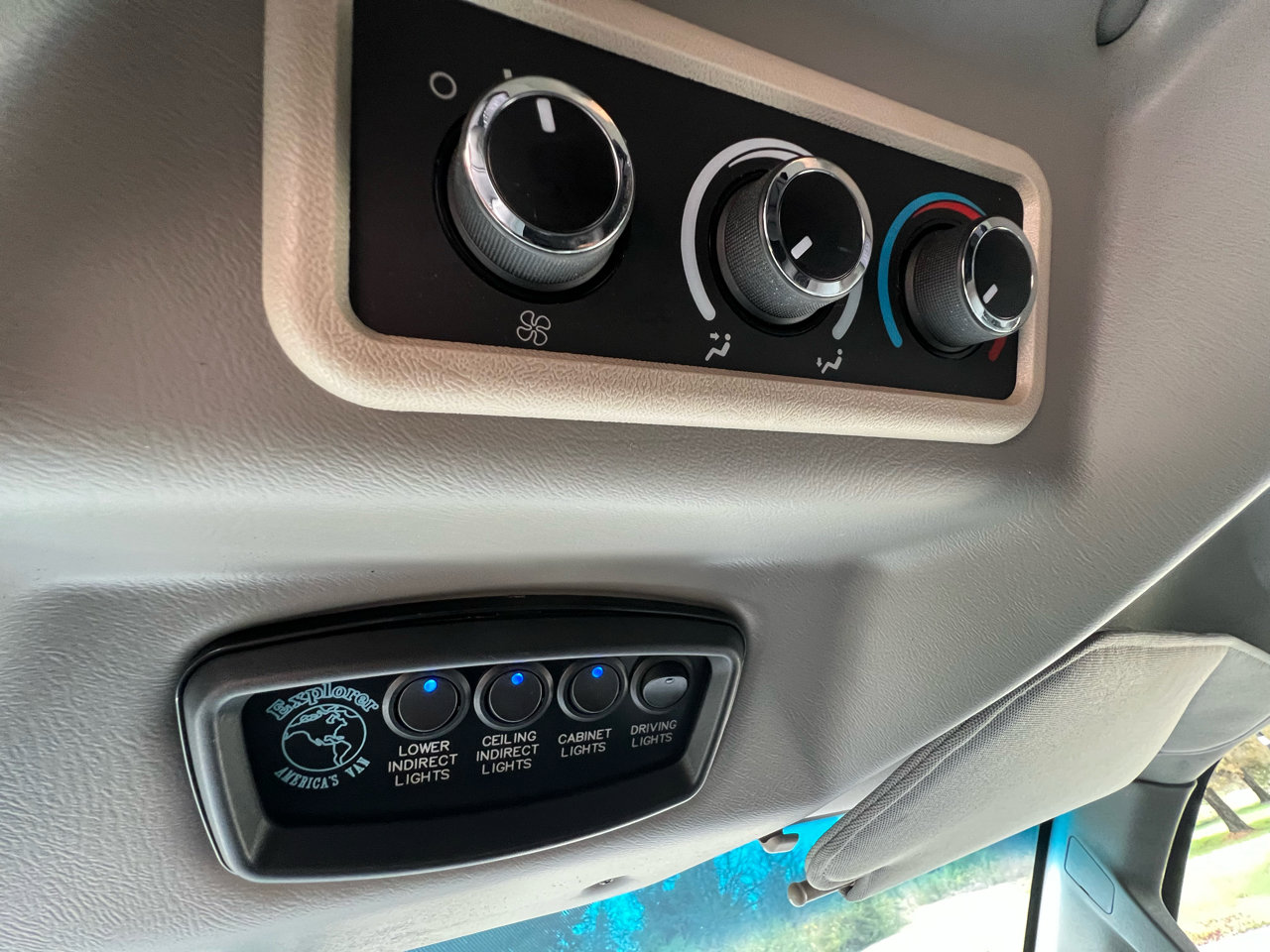 Used 2018 Chevrolet Express 2500 w/ Enhanced Convenience Package image 19