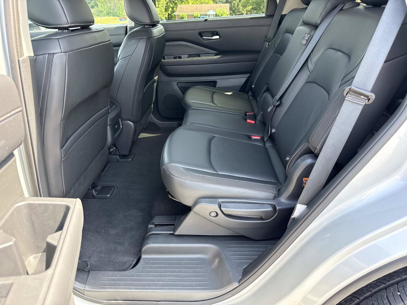 Used 2025 Nissan Pathfinder SL AWD/4WD image 28