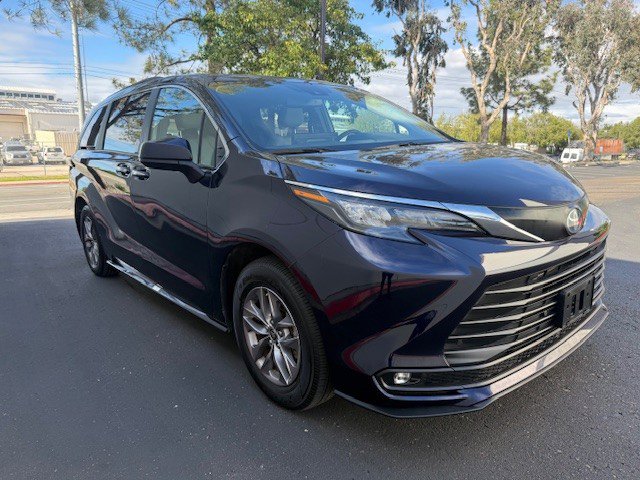 Used 2025 Toyota Sienna XLE image 2