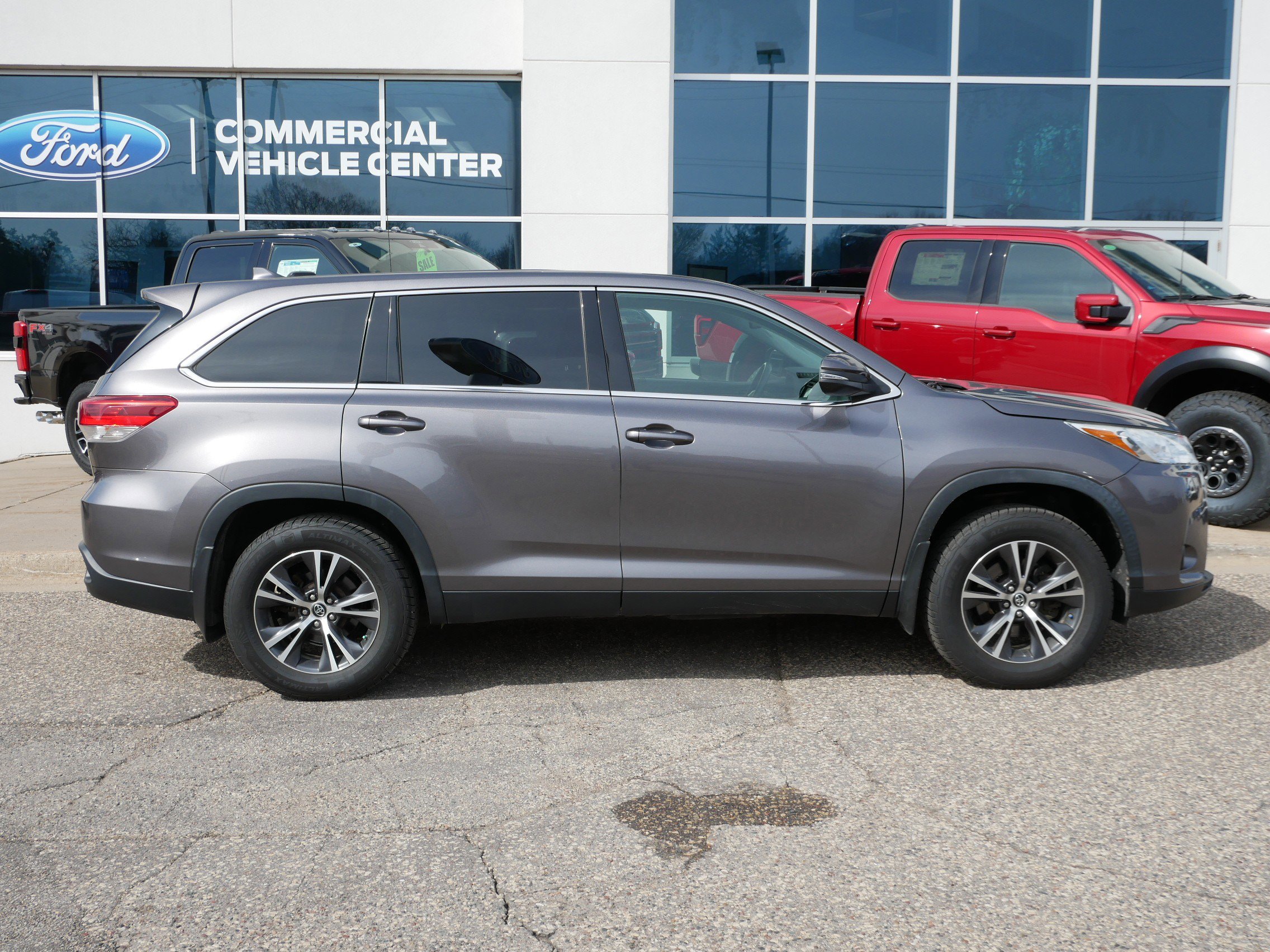 Used 2019 Toyota Highlander Plus AWD/4WD image 2