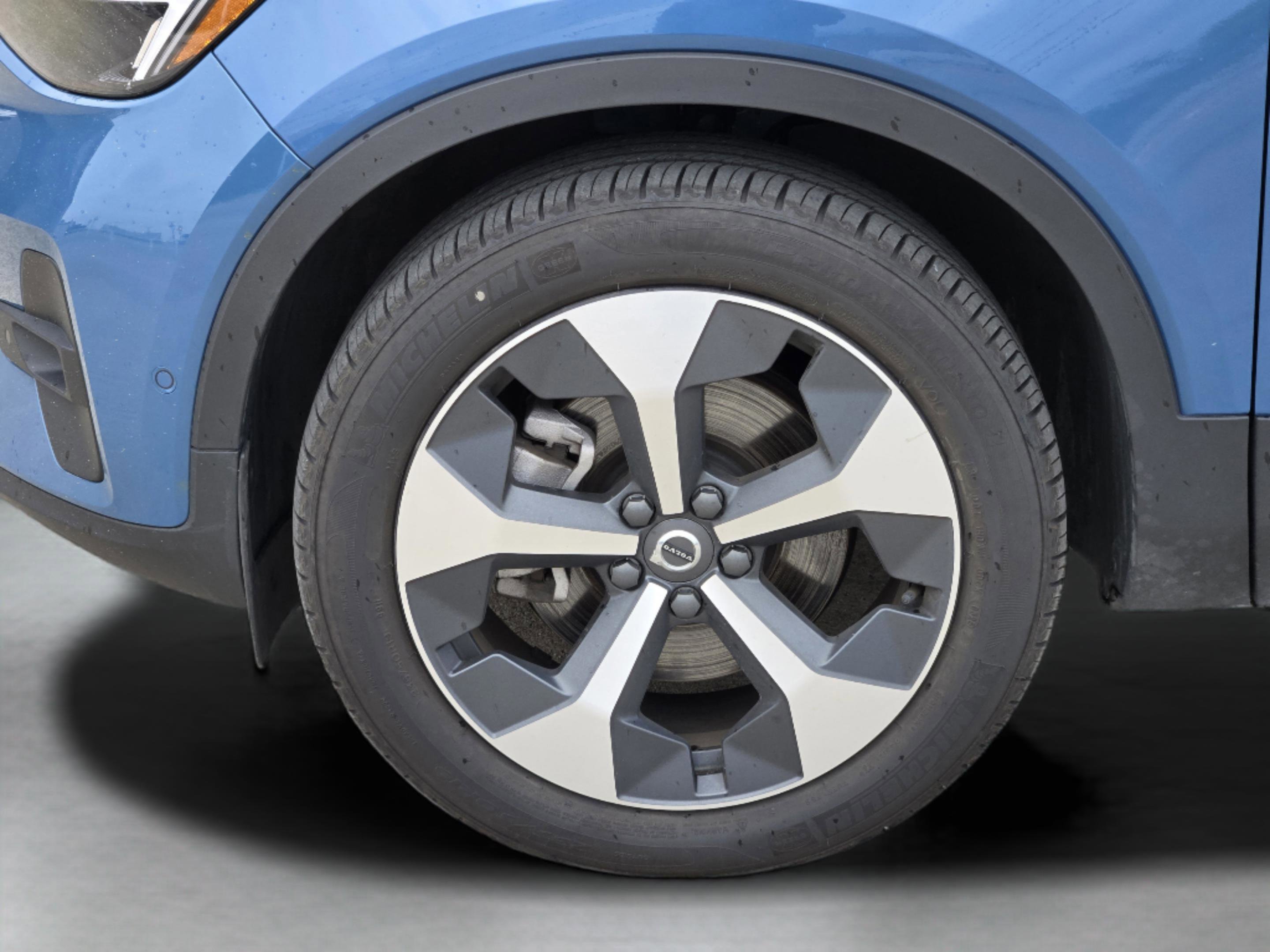 Used 2025 Volvo XC40 B5 Plus image 16