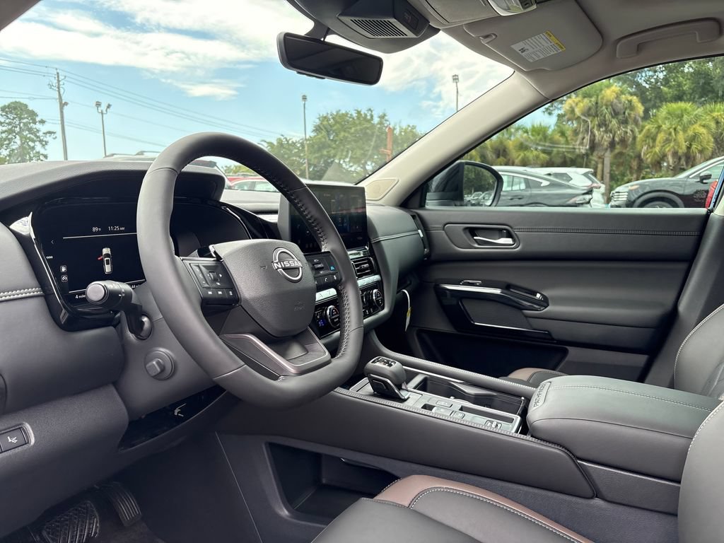 New 2026 Nissan Pathfinder Platinum FWD image 5
