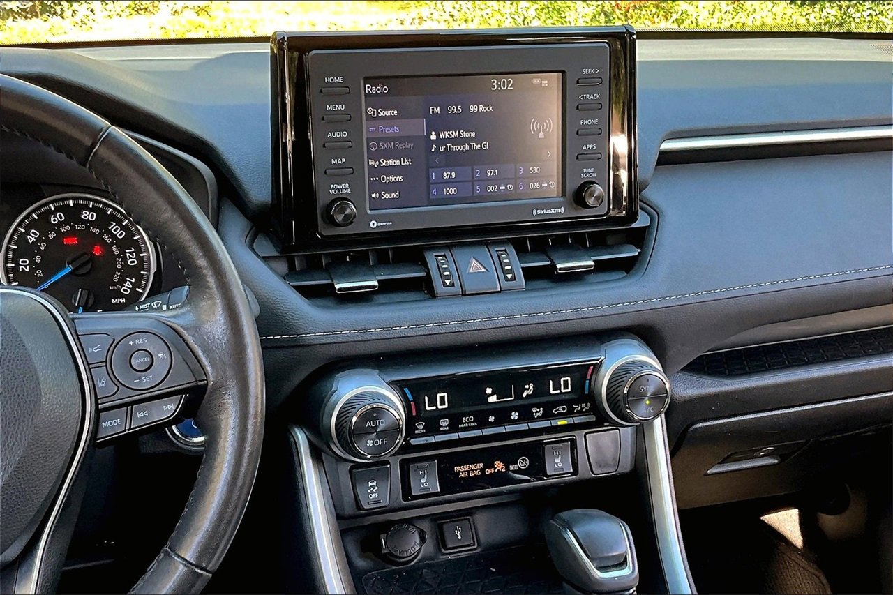 Used 2022 Toyota RAV4 XLE Premium image 9