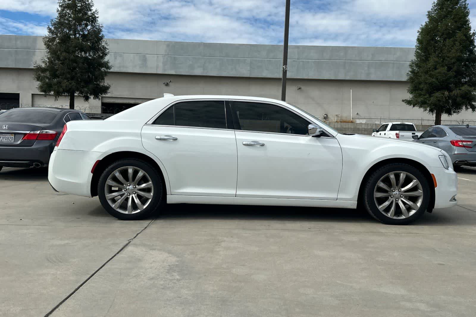 Used 2019 Chrysler 300 Limited RWD image 9