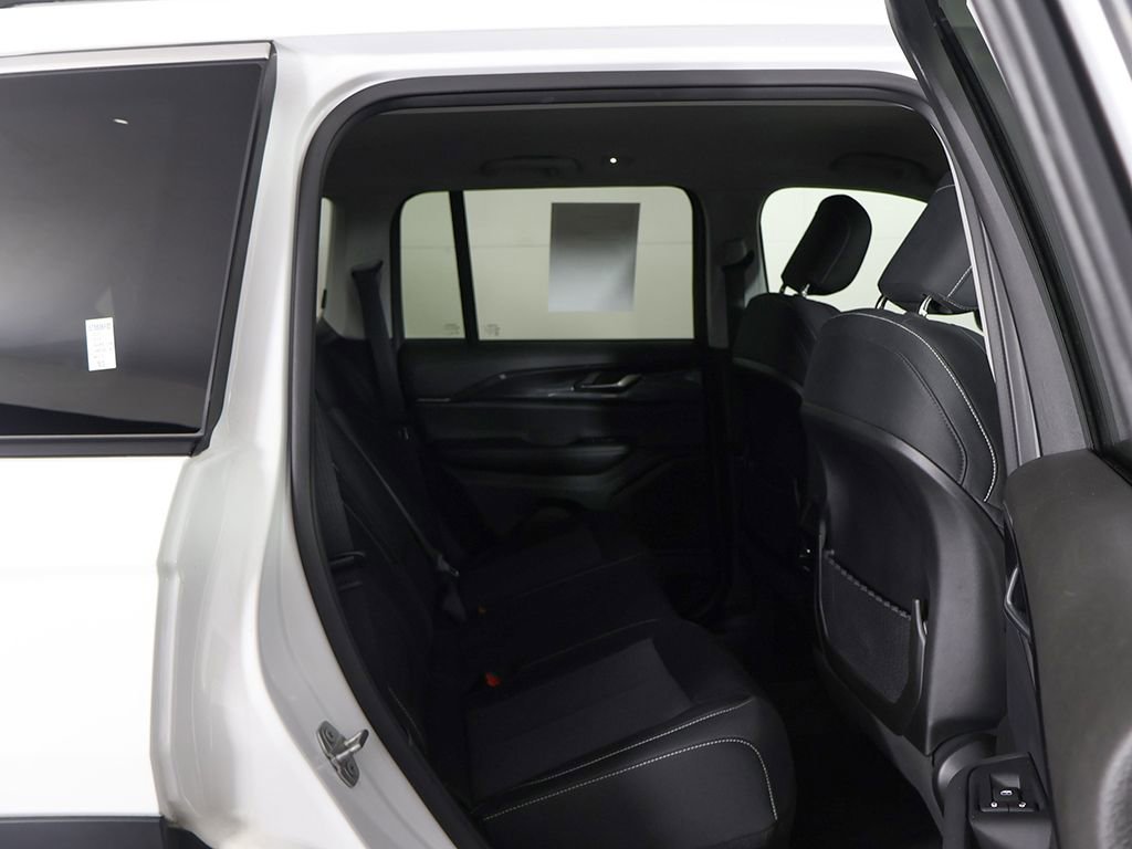 Used 2023 Jeep Grand Cherokee Laredo image 30