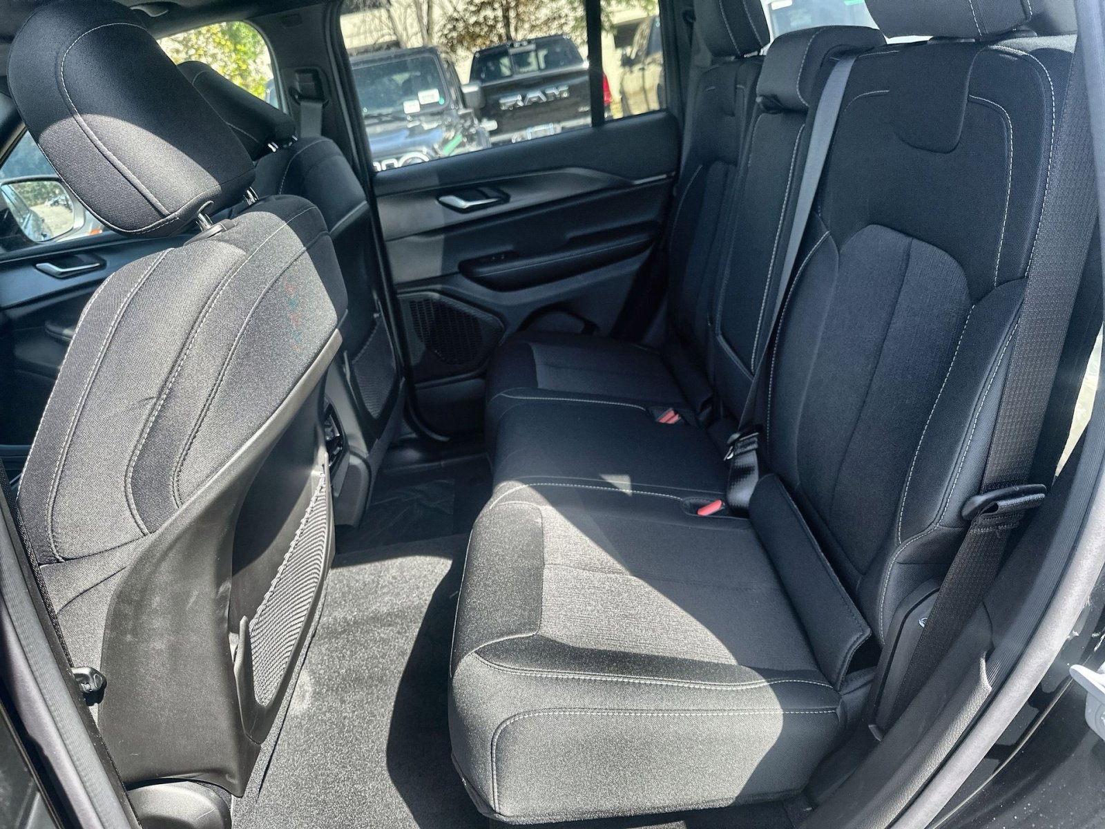 New 2025 Jeep Grand Cherokee Laredo w/ Luxury Tech Group I image 24