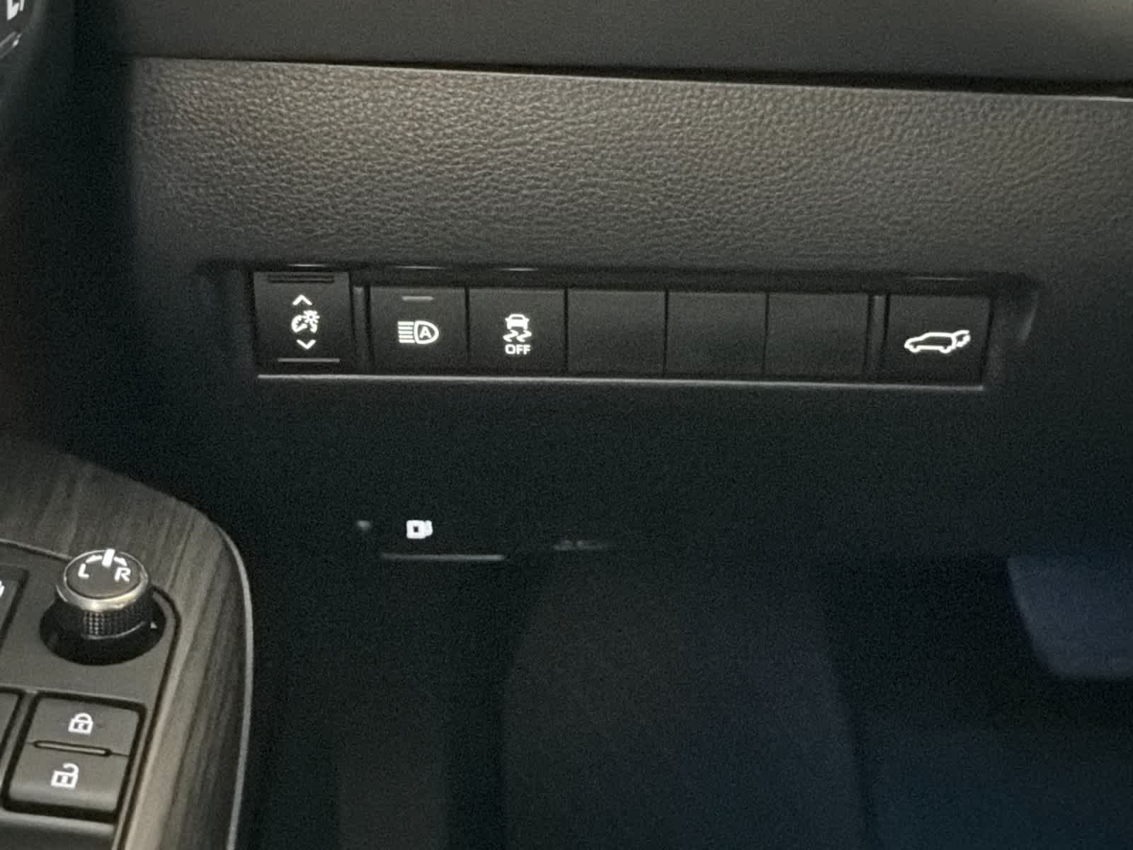 Used 2024 Toyota Venza XLE AWD/4WD image 29