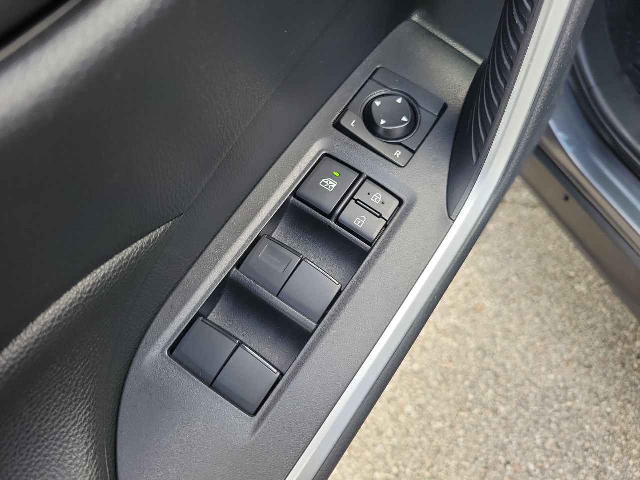 Used 2025 Toyota RAV4 LE AWD/4WD image 14