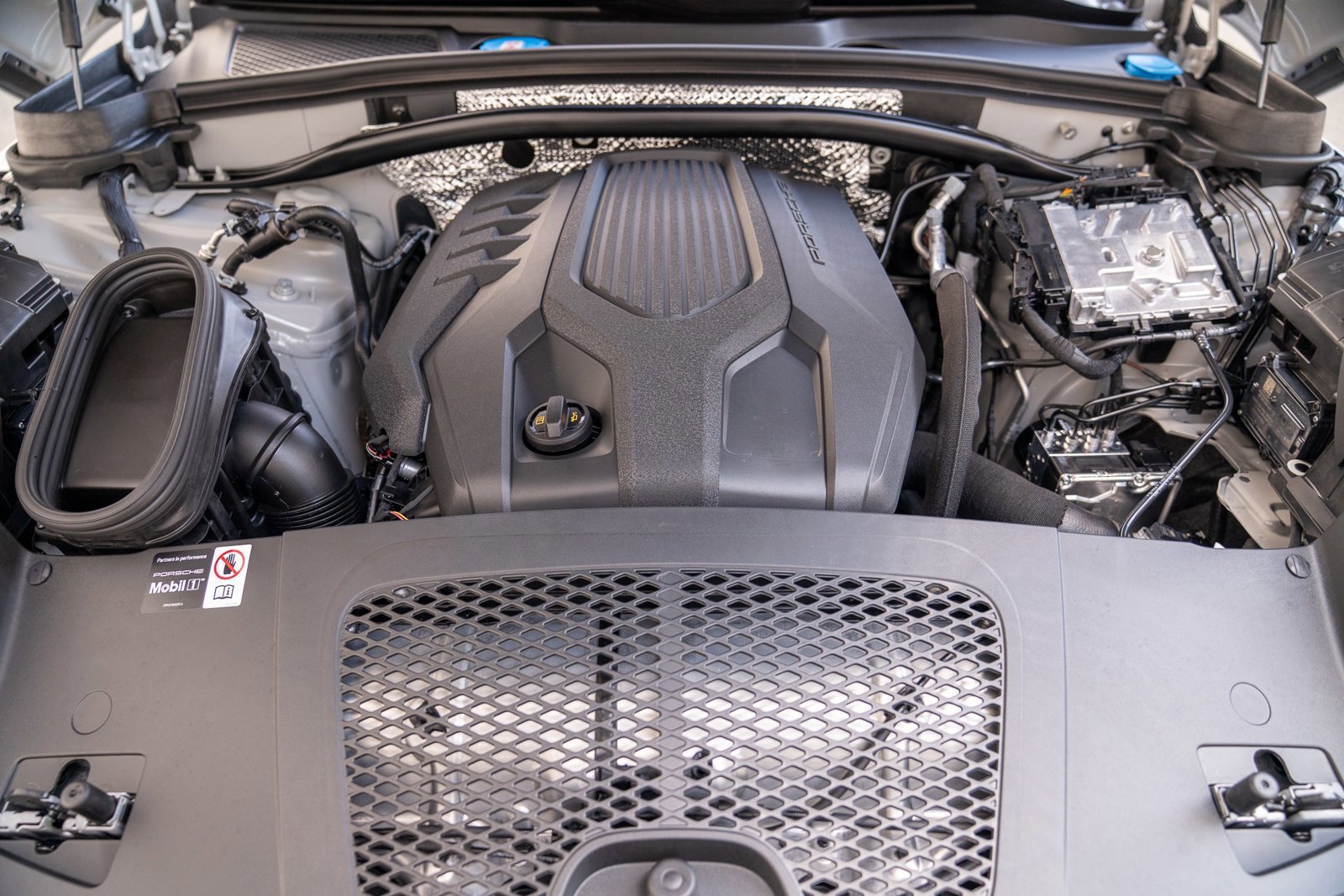 Certified 2025 Porsche Macan image 25