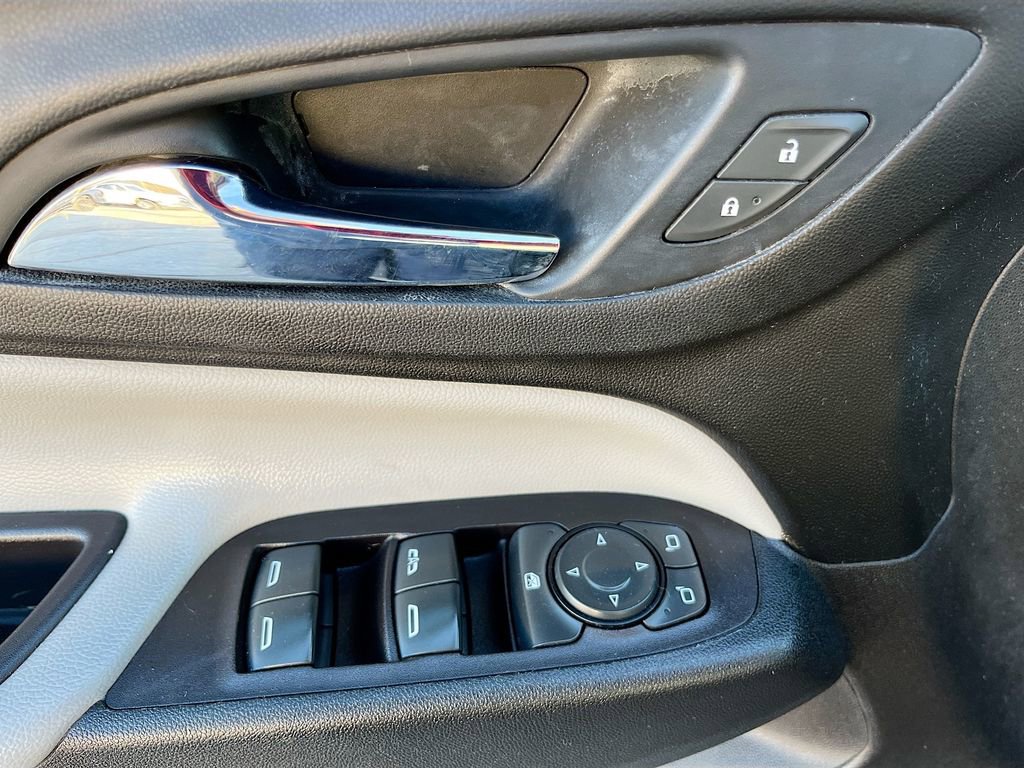 Used 2021 Chevrolet Equinox LS w/ LPO, Blackout Package image 17