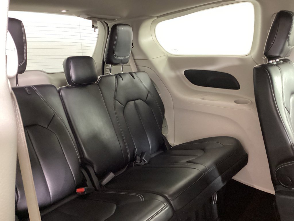 Used 2023 Chrysler Pacifica Touring-L image 10