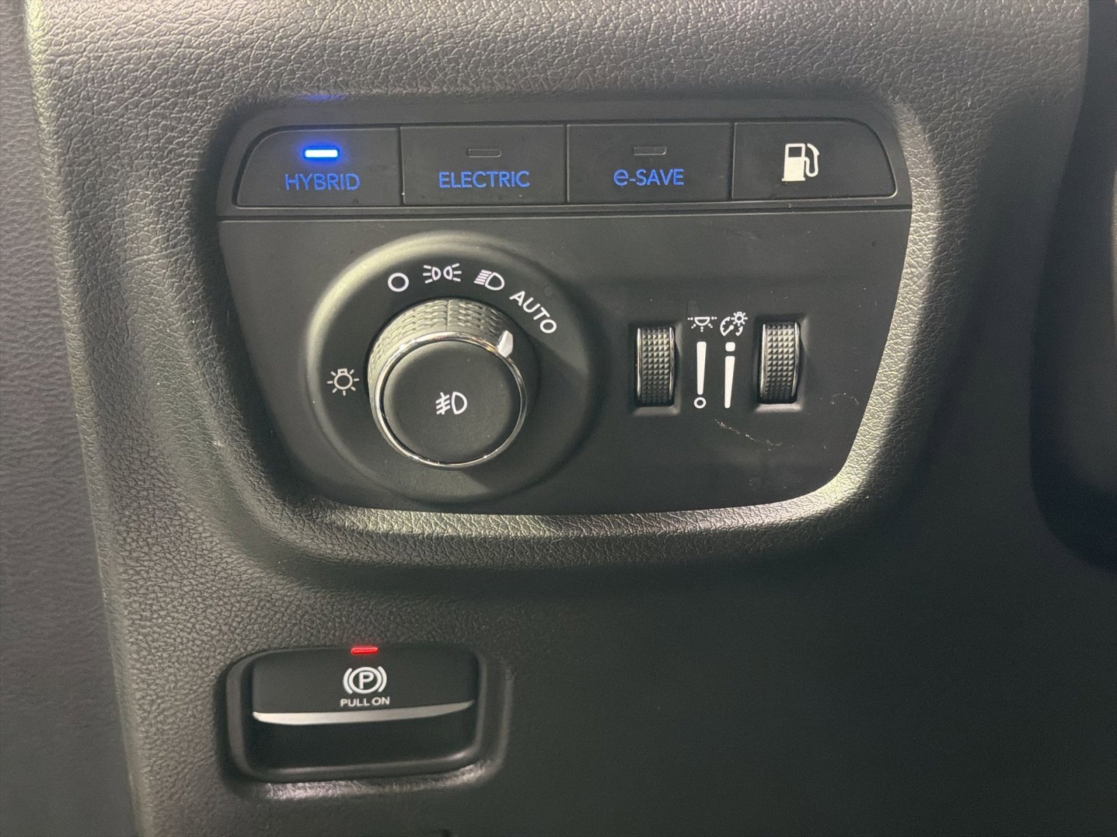 Used 2023 Jeep Grand Cherokee Overland w/ Luxury Tech Group IV AWD/4WD image 41