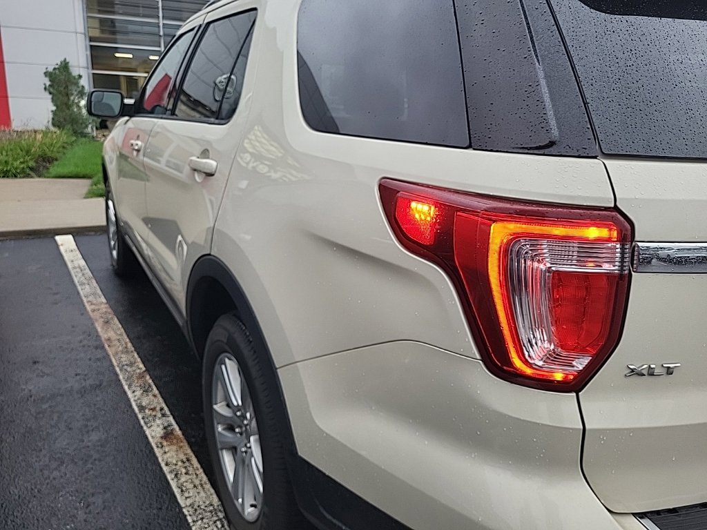 Used 2018 Ford Explorer XLT w/ Equipment Group 202A AWD/4WD image 7
