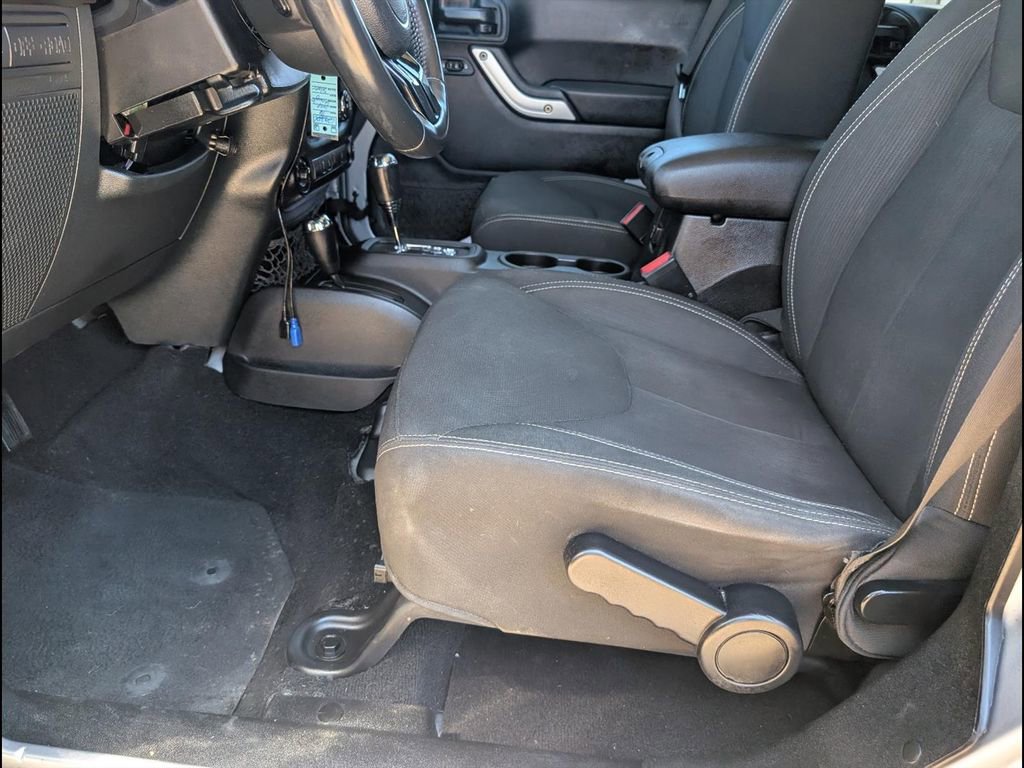 Used 2016 Jeep Wrangler Unlimited Rubicon w/ Connectivity Group AWD/4WD image 12