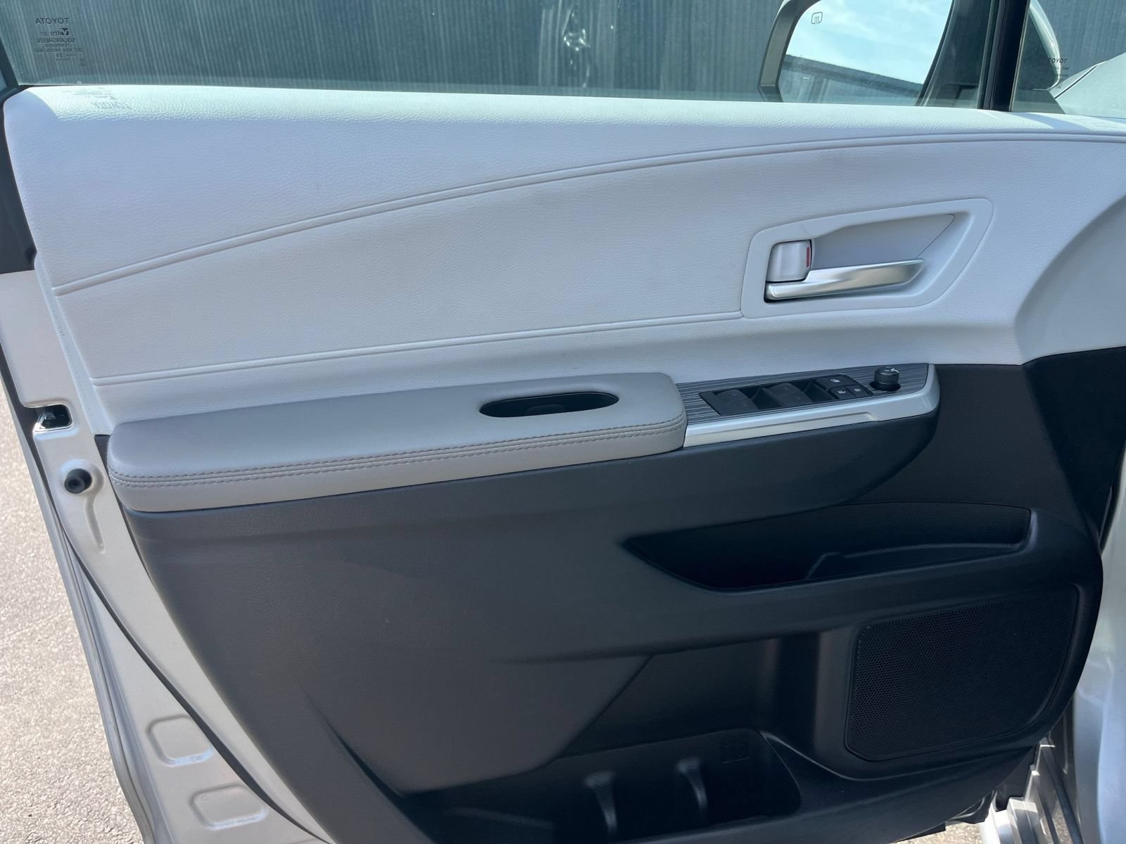 Used 2025 Toyota Sienna XLE FWD image 18
