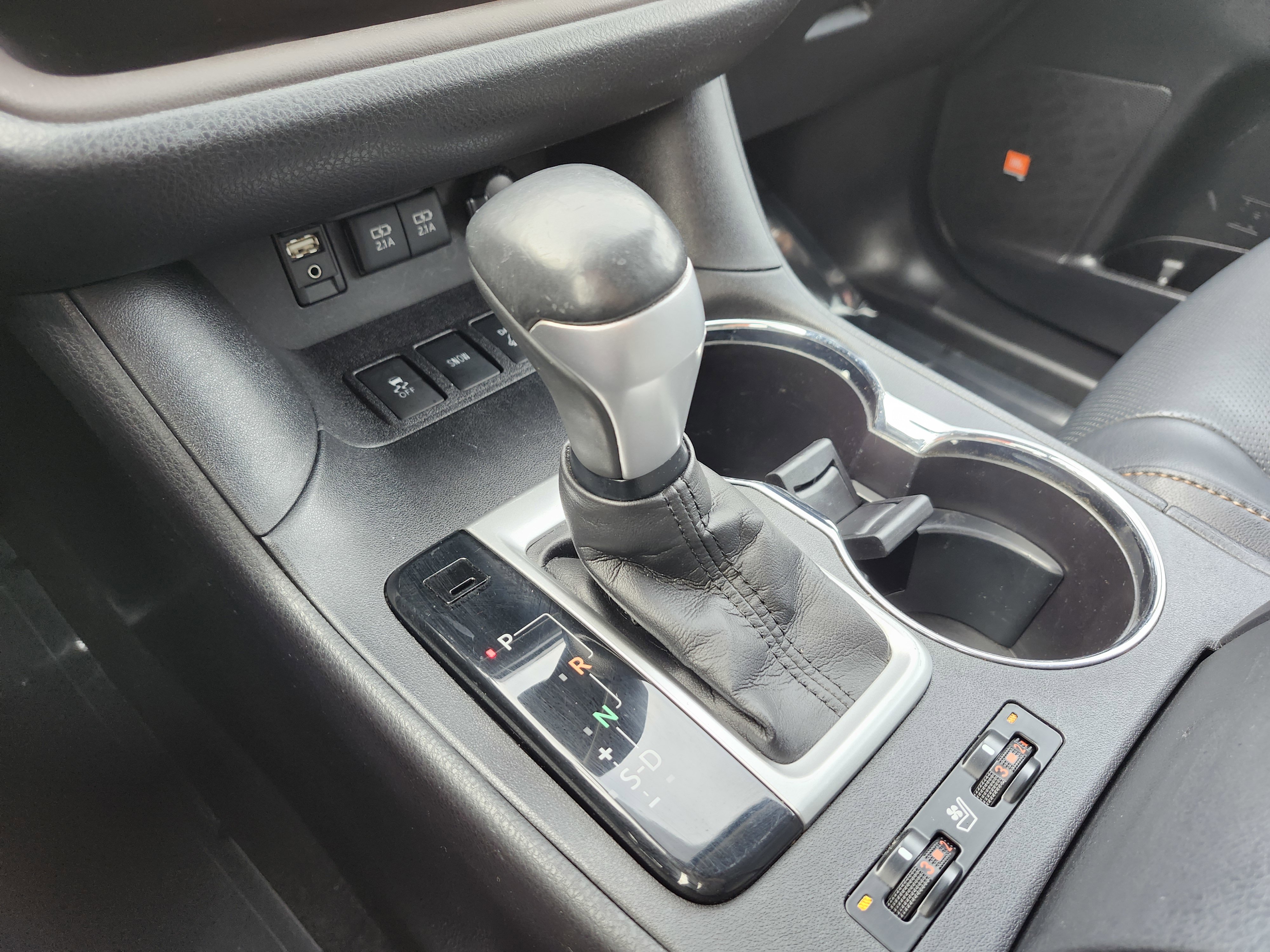 Used 2017 Toyota Highlander Limited image 38