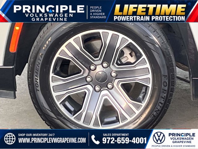 Used 2024 Jeep Wagoneer L Series II w/ Flexible Seating Group AWD/4WD image 7