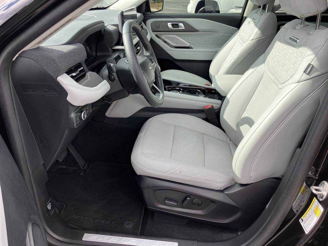 Used 2025 Ford Explorer Platinum w/ Ultimate Package image 15