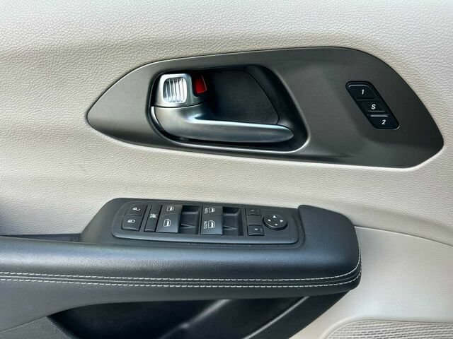Used 2023 Chrysler Pacifica Touring-L FWD image 11