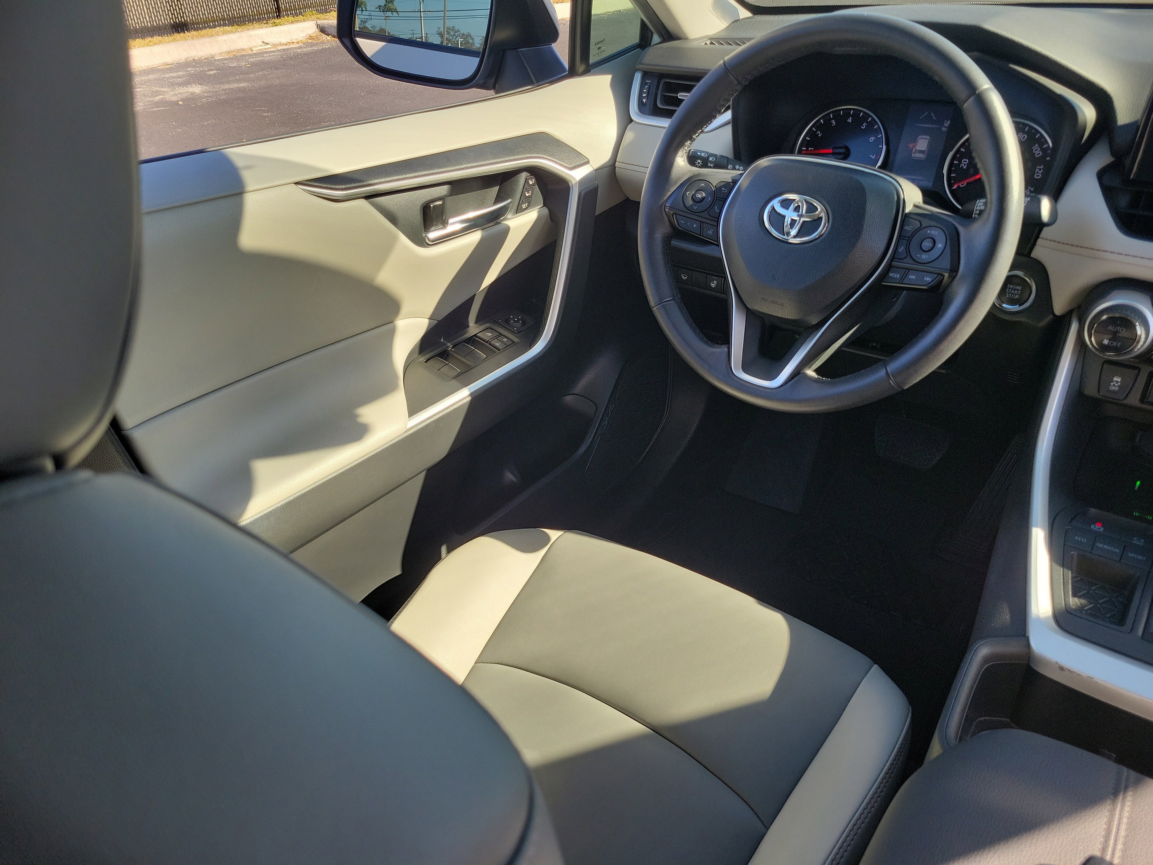 Used 2022 Toyota RAV4 XLE Premium image 15