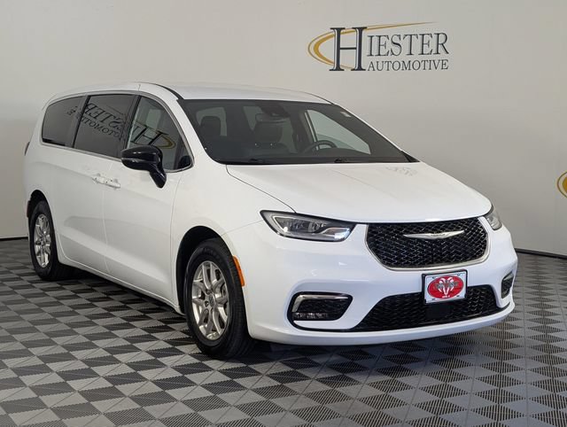 Used 2025 Chrysler Pacifica Select FWD image 2