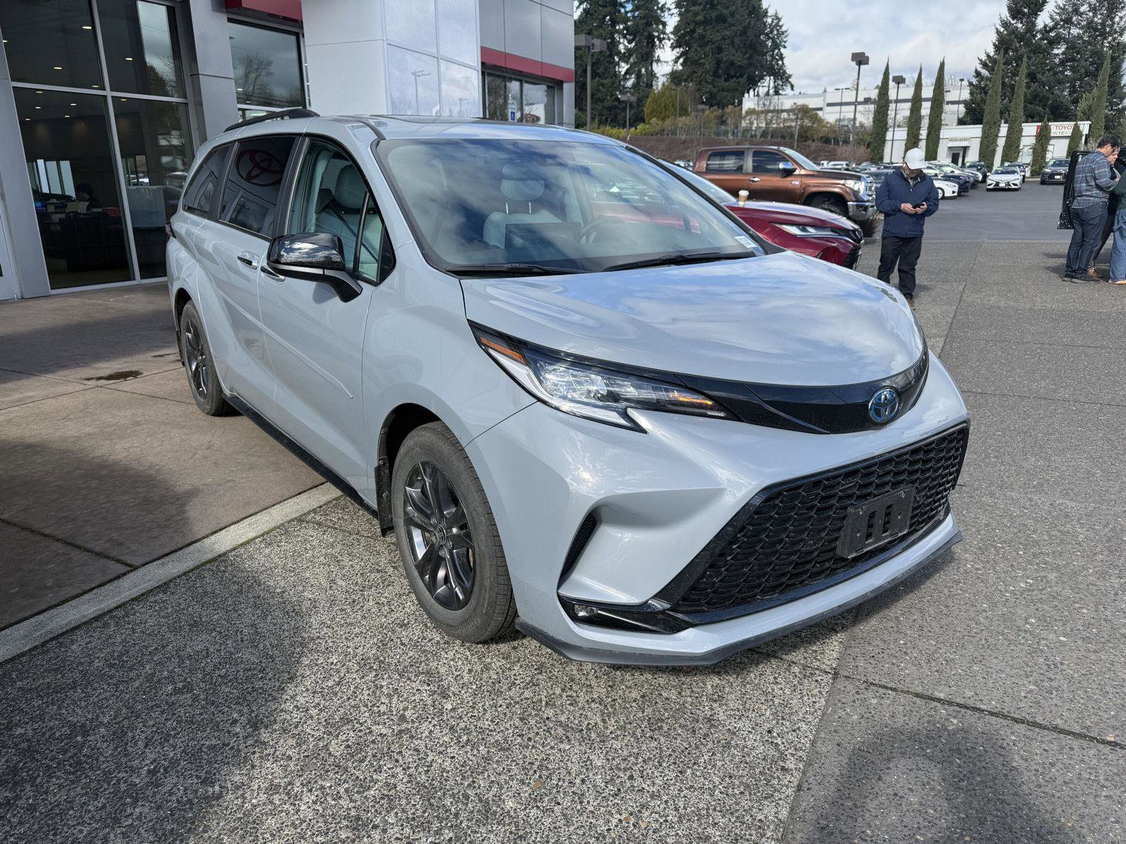 Used 2025 Toyota Sienna XSE w/ XSE Plus Package image 8