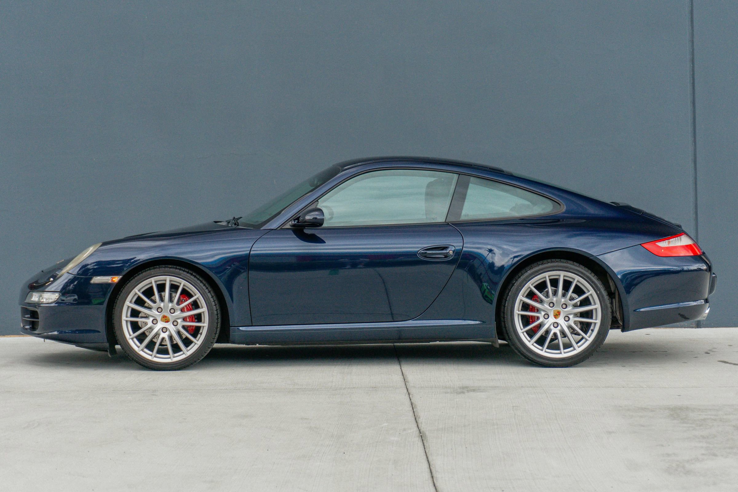 Used 2005 Porsche 911 Carrera RWD image 2