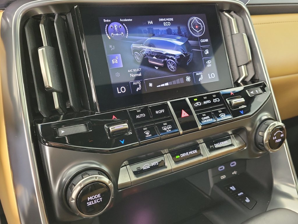 Used 2025 Lexus LX 600 4WD w/ Accessory Package (Z1) image 26