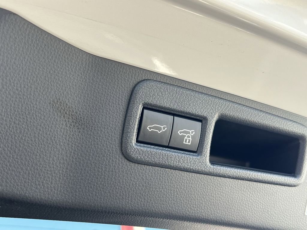 Used 2023 Toyota Venza Nightshade image 25