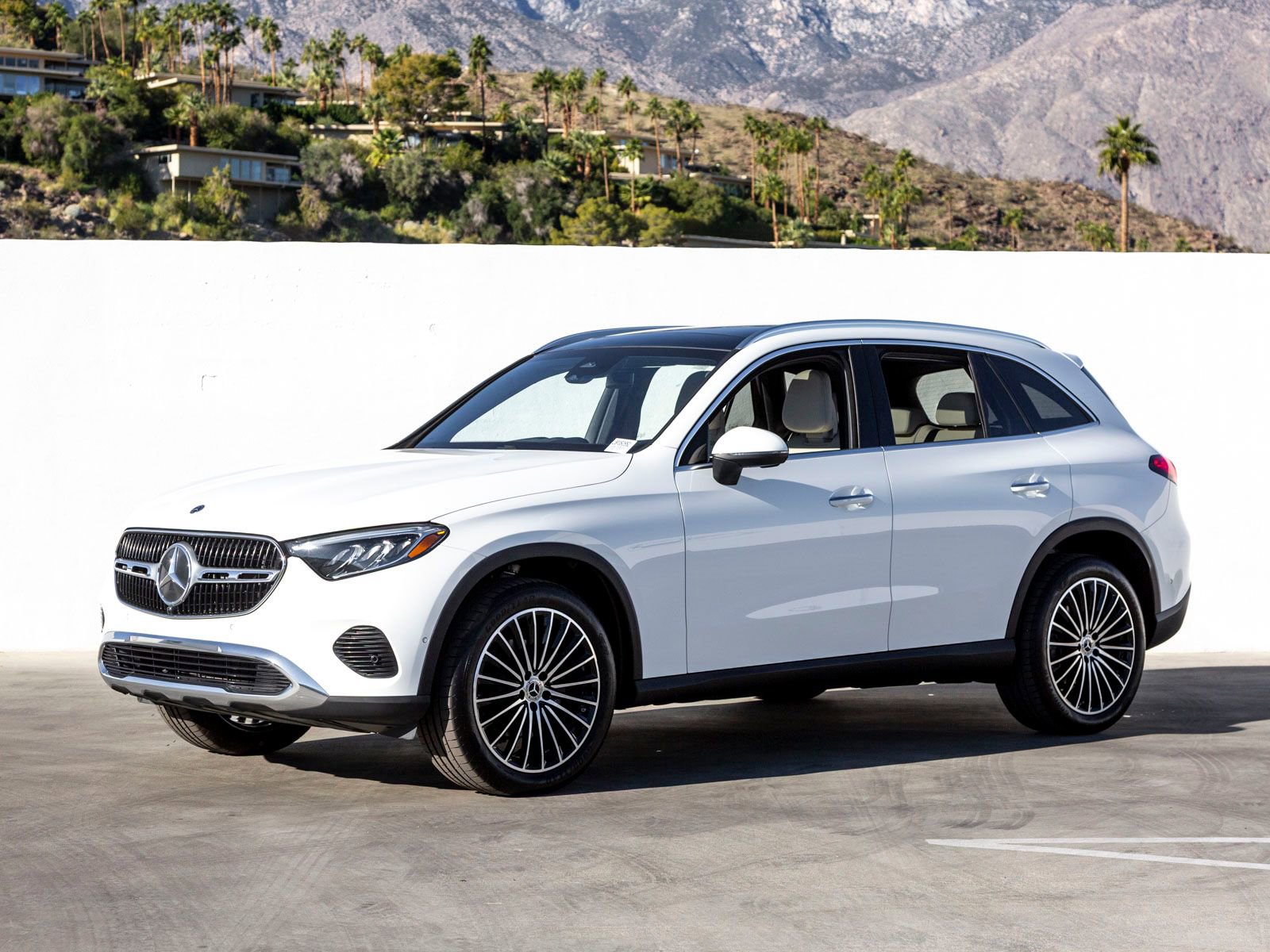 Used 2025 Mercedes-Benz GLC 300 image 1