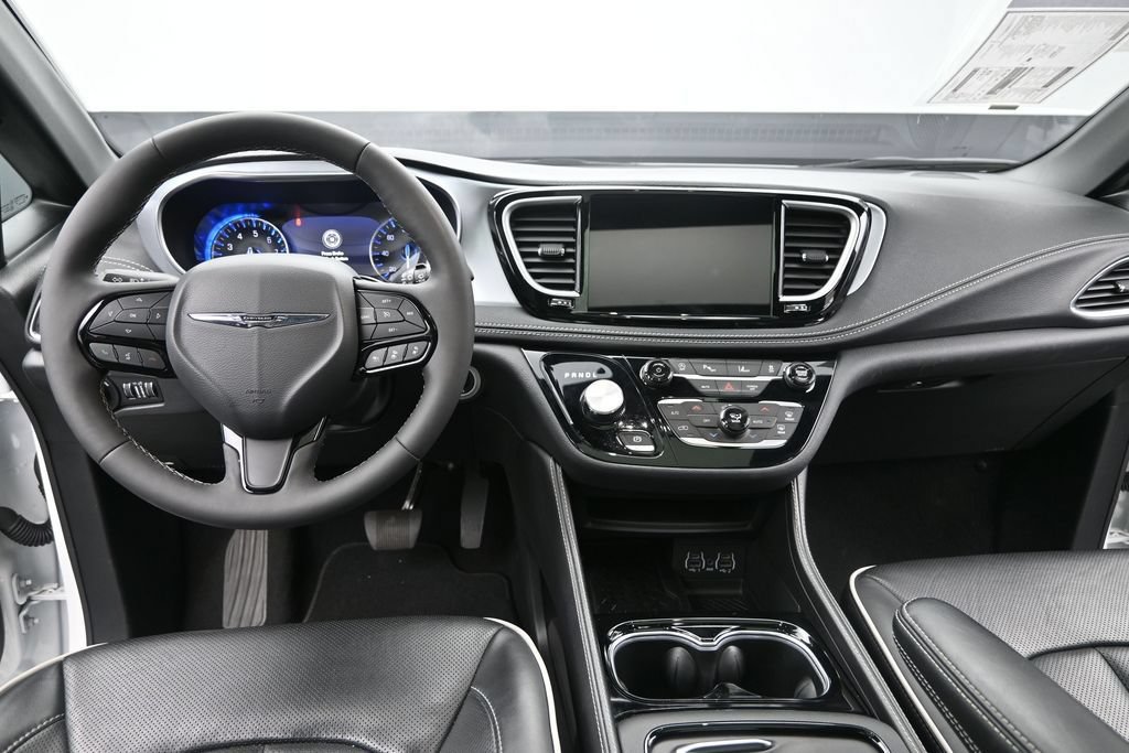 Used 2025 Chrysler Pacifica Limited FWD image 27