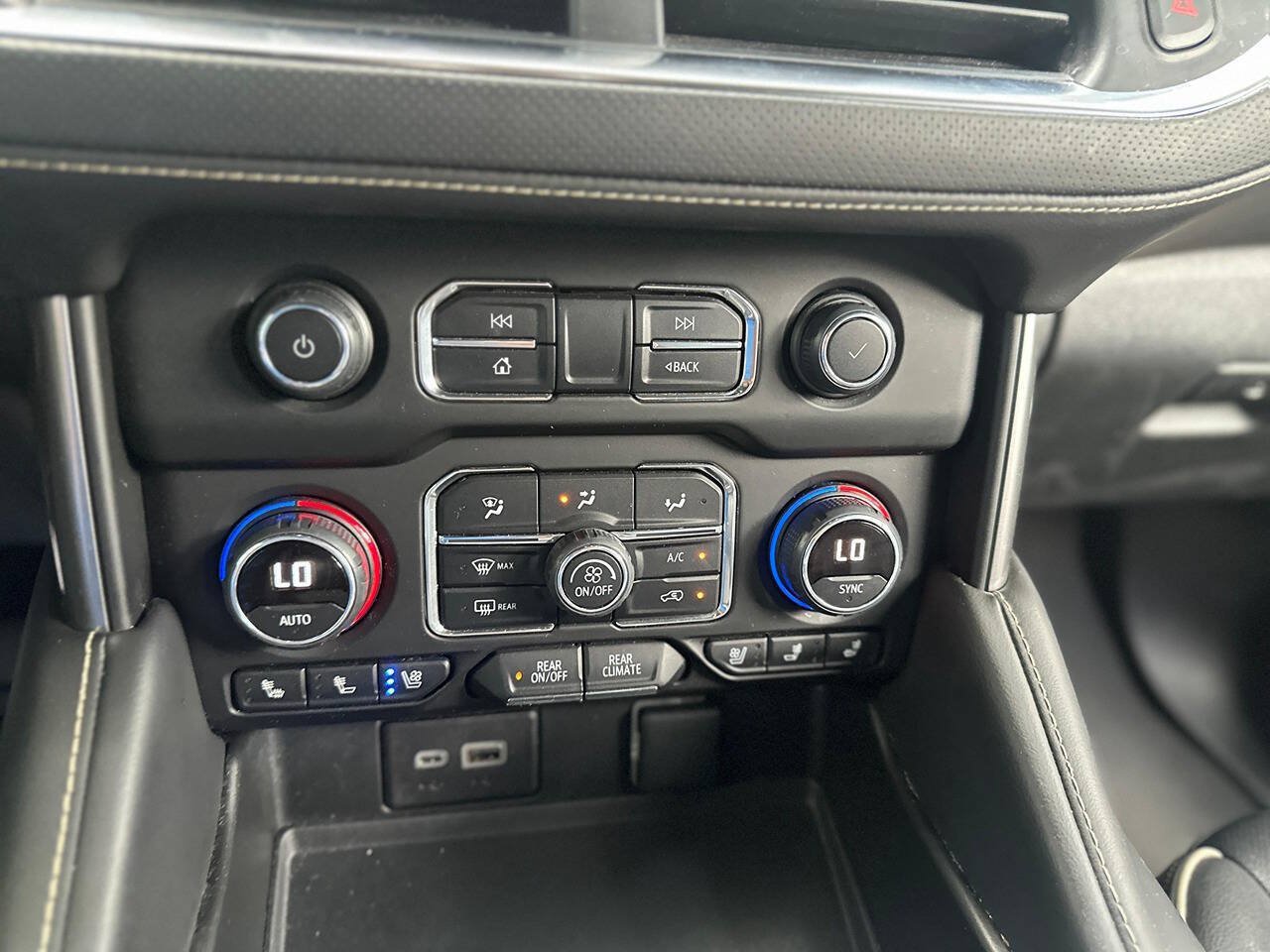 Used 2024 Chevrolet Suburban Premier AWD/4WD image 20