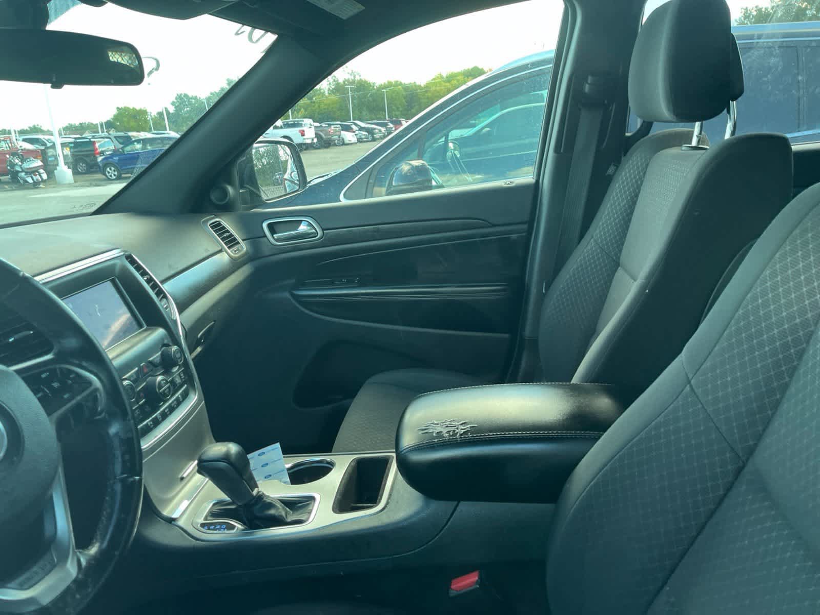 Used 2018 Jeep Grand Cherokee Laredo AWD/4WD image 23