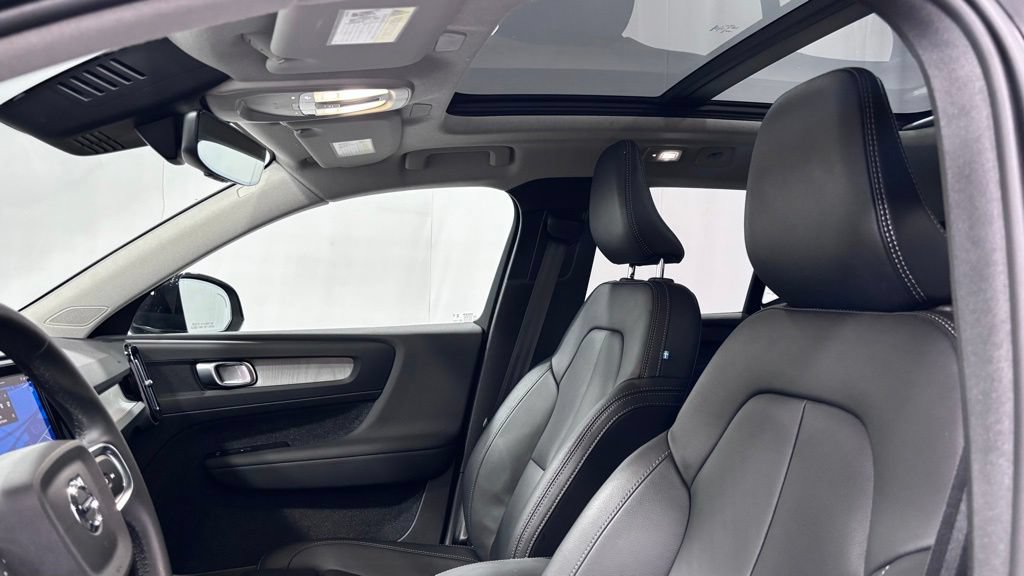 Certified 2025 Volvo XC40 B5 Plus AWD/4WD image 12