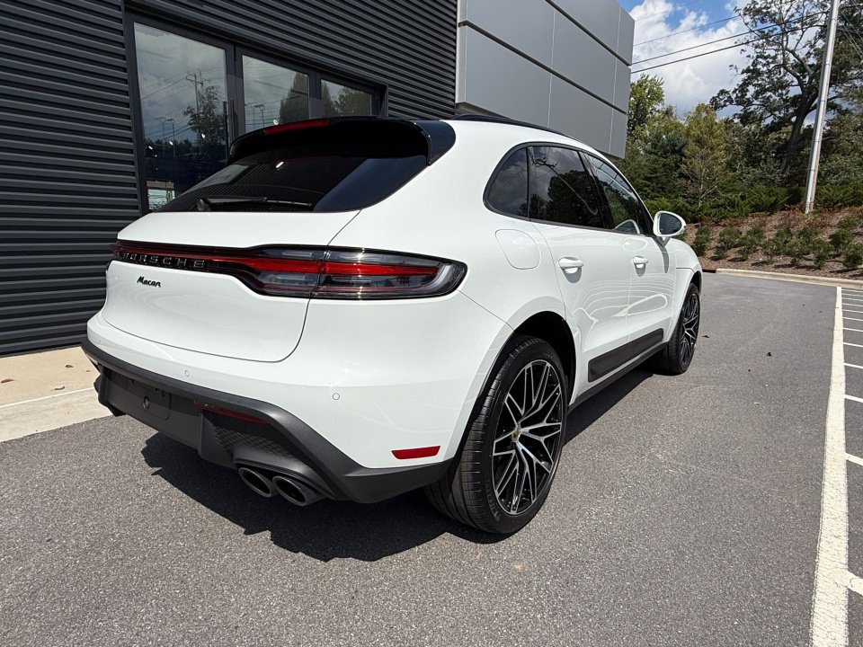 Certified 2026 Porsche Macan AWD/4WD image 7