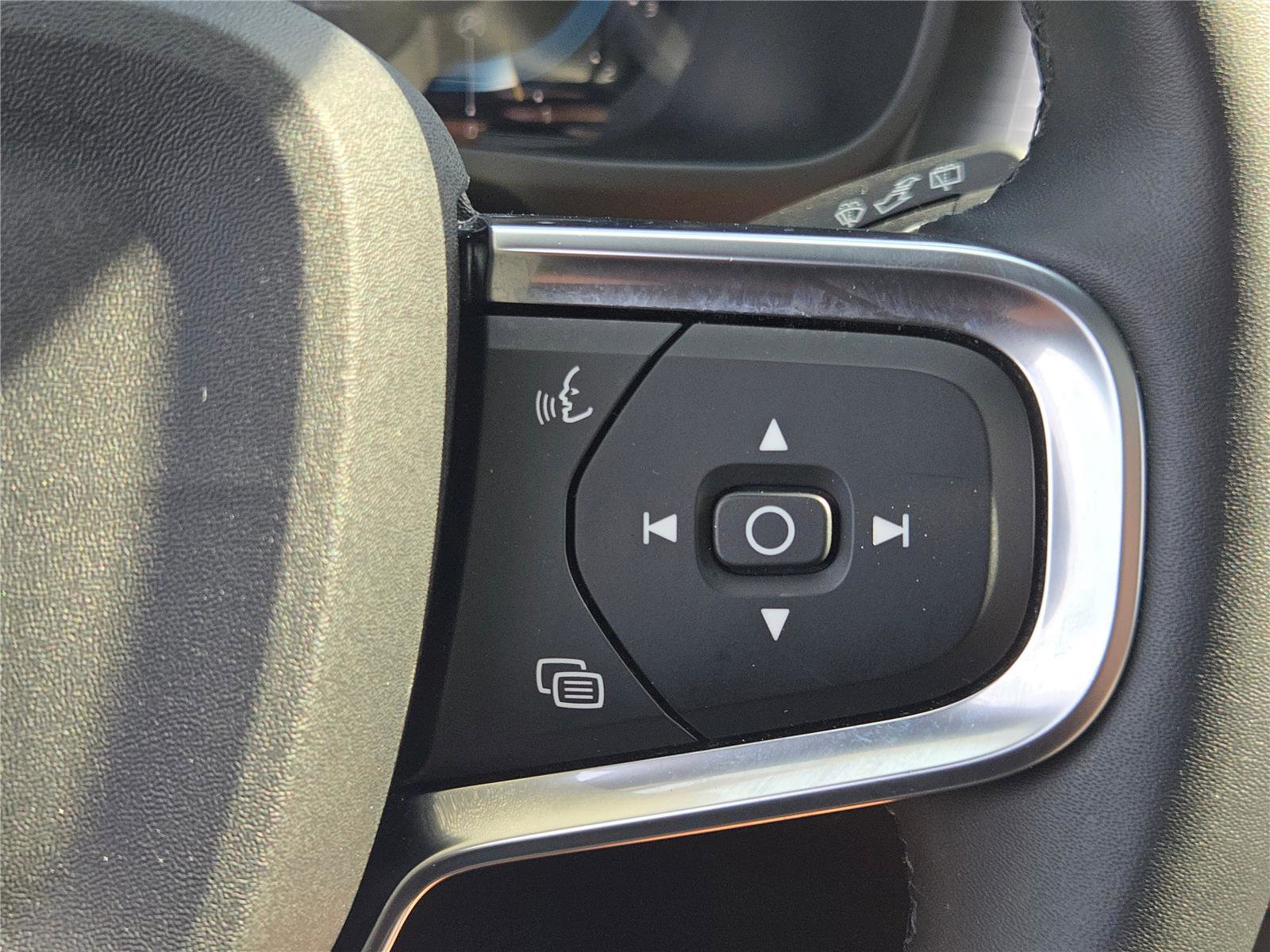 Used 2024 Volvo XC40 B5 Core image 37