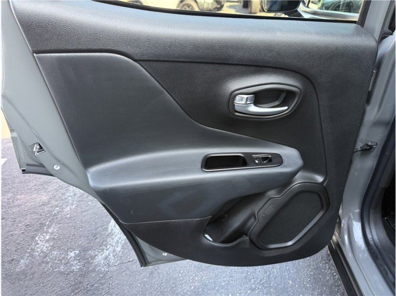 Used 2020 Jeep Renegade Altitude image 17