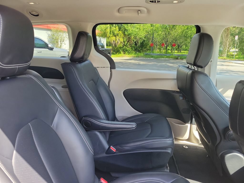 Used 2024 Chrysler Pacifica Limited FWD image 35