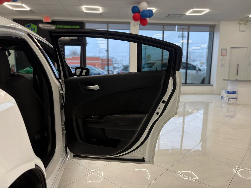 Used 2020 Dodge Charger SXT w/ Blacktop Package AWD/4WD image 39