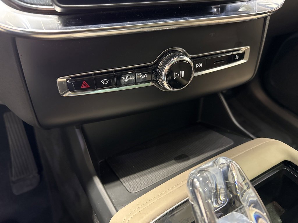 Used 2025 Volvo XC90 B6 Plus image 16