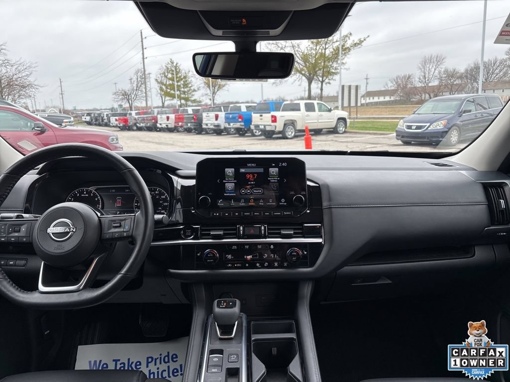 Used 2025 Nissan Pathfinder SL FWD image 2