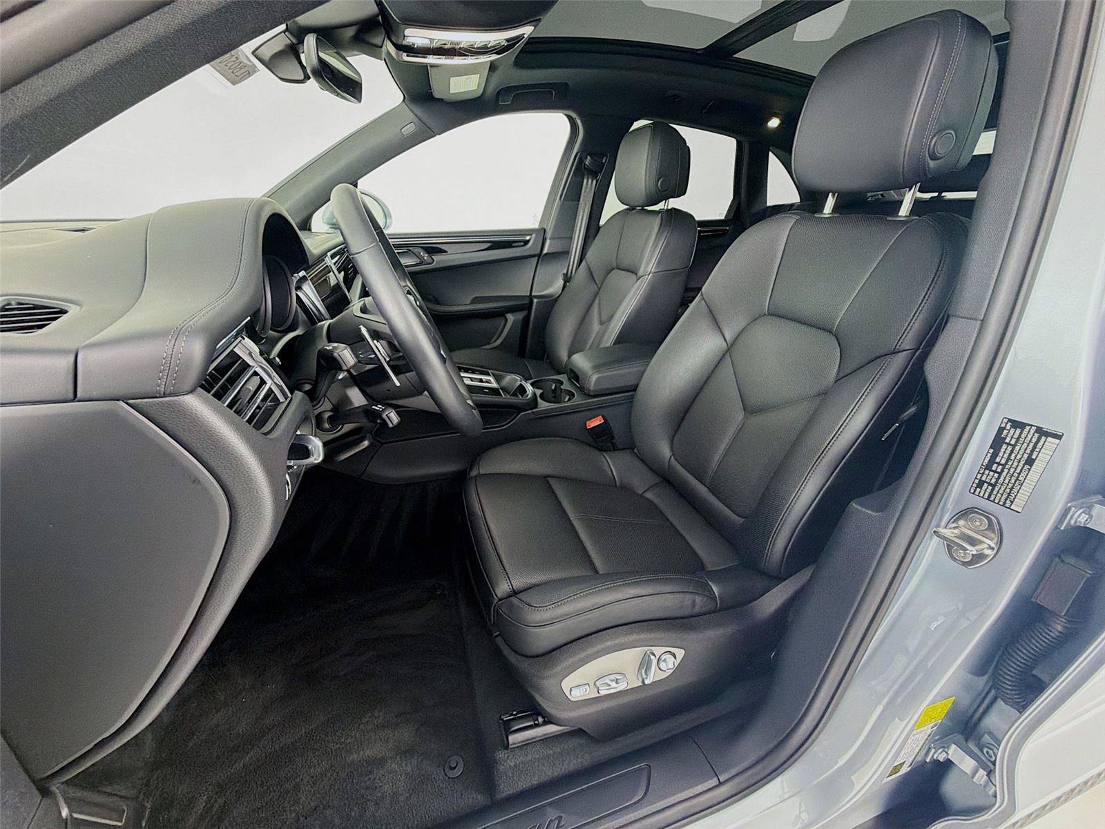 Certified 2026 Porsche Macan AWD/4WD image 5